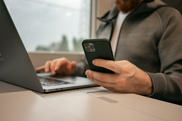 Person tippt auf einem Smartphone